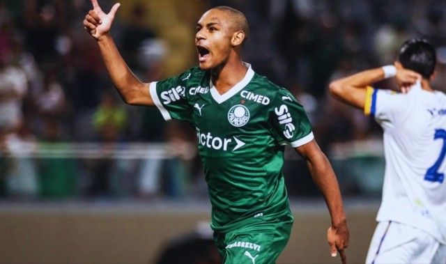 每体：巴萨正关注巴西16岁前锋新星孔塞桑，已派球探跟踪观察